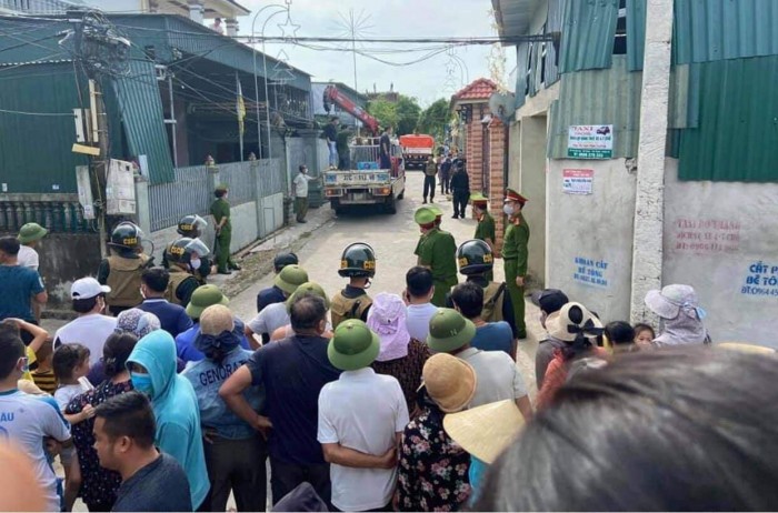 Khu vực cảnh sát bao vây và tiến hành kiểm tra 2 ngôi nhà nuôi nhốt hổ trái phép.