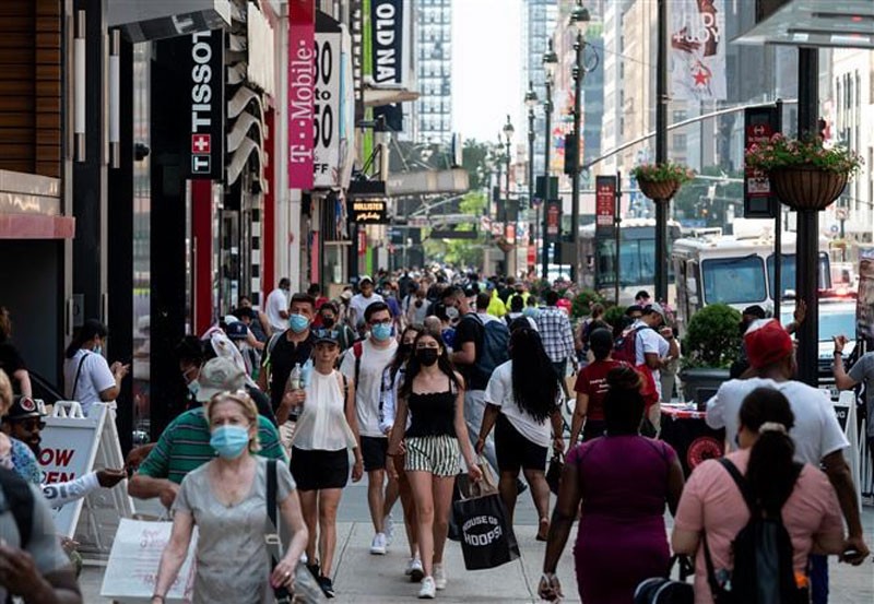 Người dân đeo khẩu trang phòng lây nhiễm Covid-19 tại New York, Mỹ. (Ảnh: AFP/TTXVN)