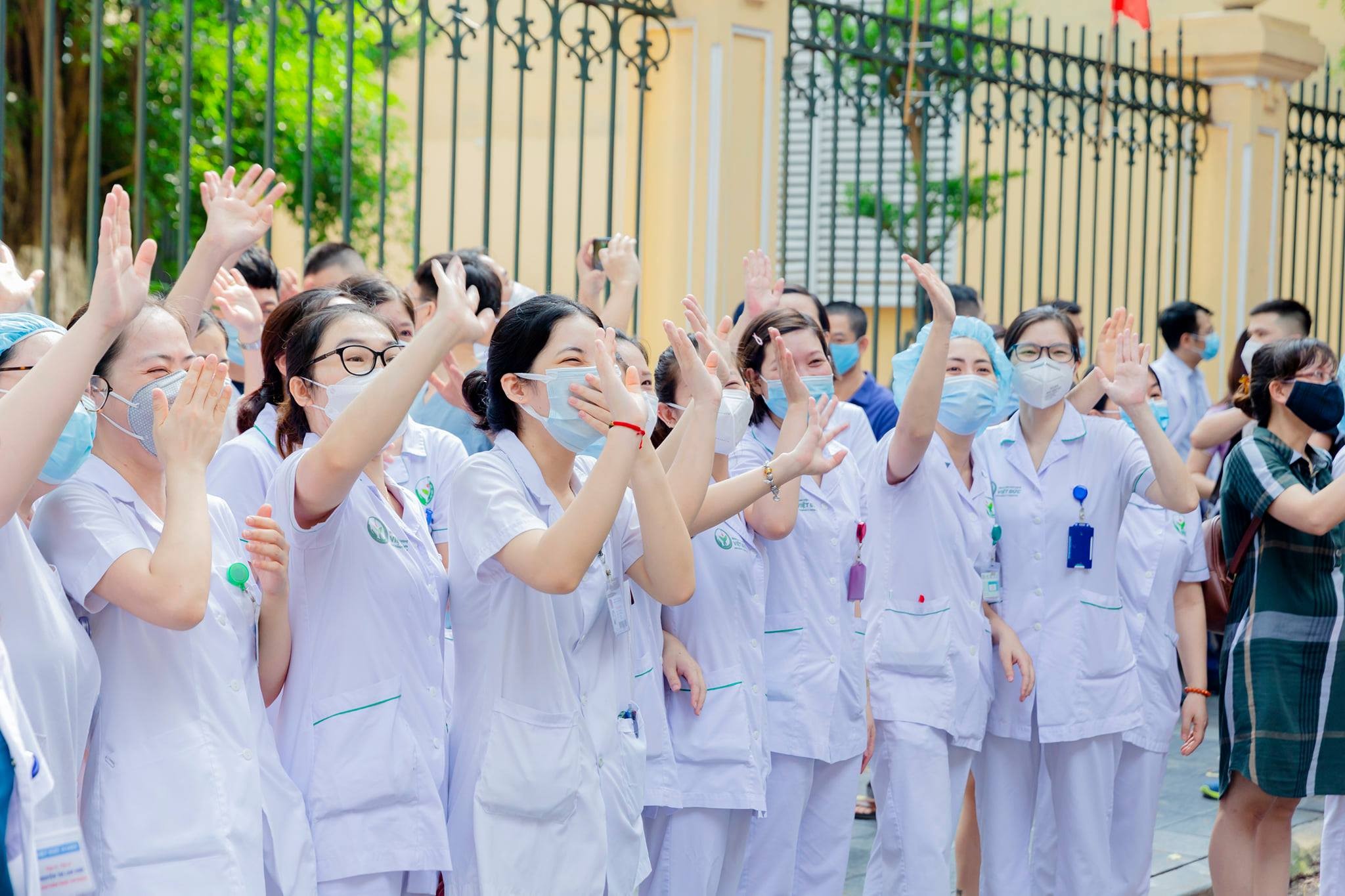 Gói ghém những yêu thương, hậu phương chúc các chiến sĩ áo trắng vào nam bình an, chiến thắng và thành công trở về.