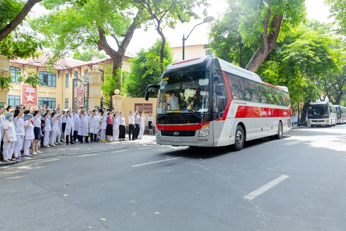 Những đoàn xe nối đuôi nhau đưa các y bác sĩ ra sân bay đến TP Hồ Chí Minh.