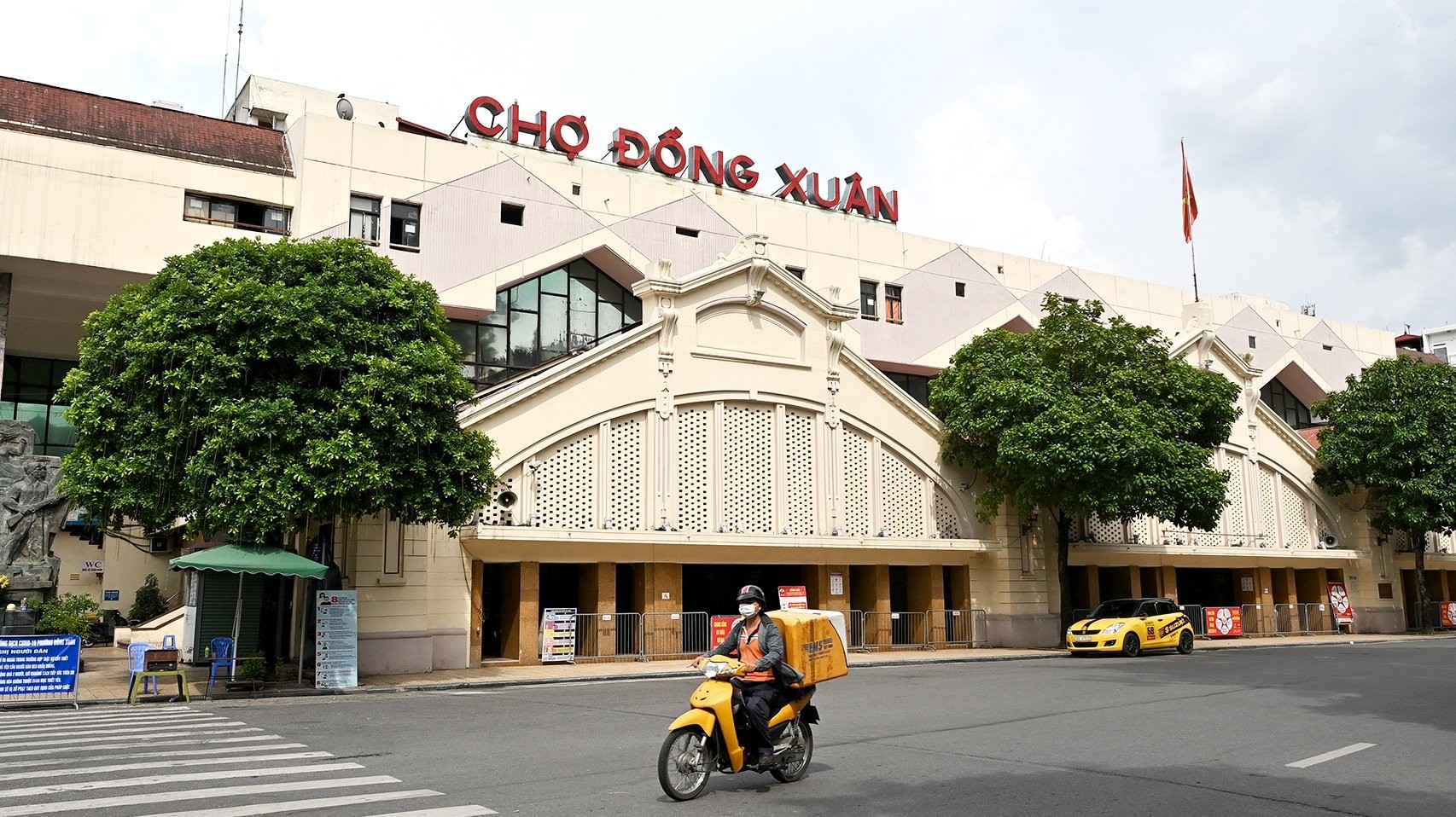 The normally busy Dong Xuan Market is deserted during the social distancing period.