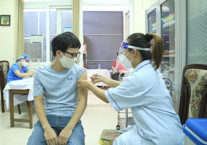 Việt Nam đang triển khai chiến dịch tiêm chủng vaccine lớn nhất trong lịch sử với mục tiêu đến hết quý I/2022 tiêm chủng cho khoảng 70% dân số (Trong ảnh: Tiêm vaccine Covid-19 cho người dân Hà Nội). Ảnh: Tạ Hải