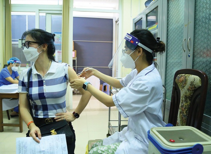 Tính đến hết ngày 2/8, Việt Nam đã tiêm 7 triệu liều vaccine Covid-19 (Trong ảnh: Tiêm vaccine Covid-19 cho người dân Hà Nội). Ảnh: Tạ Hải