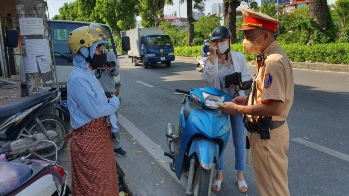 Cảnh sát dừng kiểm tra, cô gái nói đi siêu thị nhưng không có giấy đi đường tại quận Đống Đa, Hà Nội