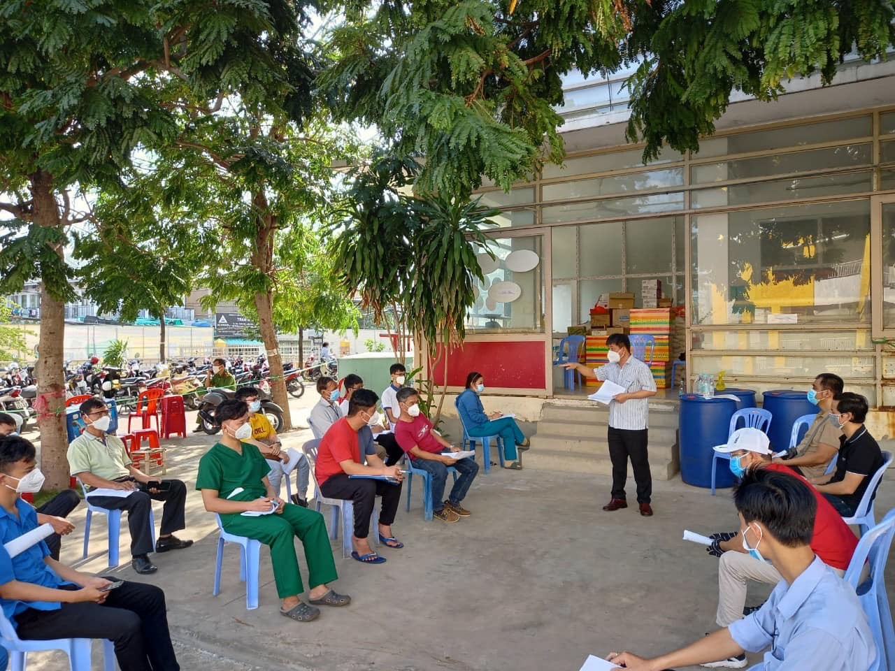 Bác sĩ Đinh Anh Tuấn (đứng),  Phó Vụ trưởng Vụ Sức khỏe Bà mẹ -Trẻ em (Bộ Y tế), đại diện Tổ công tác Bộ Y tế tập huấn cách xử trí với ca nhiễm đang cách ly, theo dõi ở nhà. (Ảnh: Bộ Y tế)