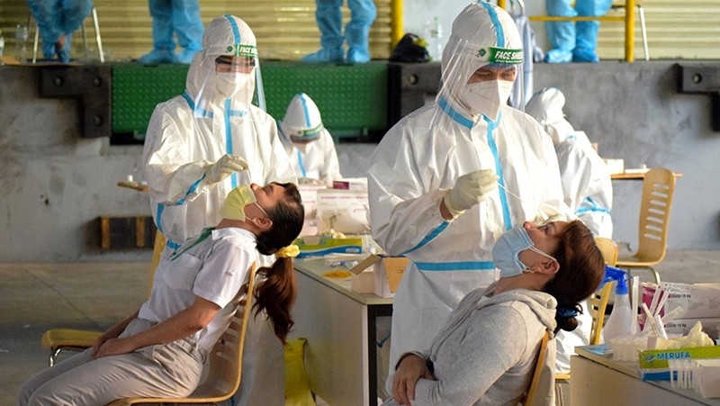 Taking testing samples for workers at Thu Duc City. (Photo: QUOC VIET)