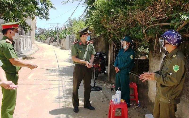 Lực lượng công an chốt chặn khu vực phát sinh ca bệnh ở xã Quảng Lưu.