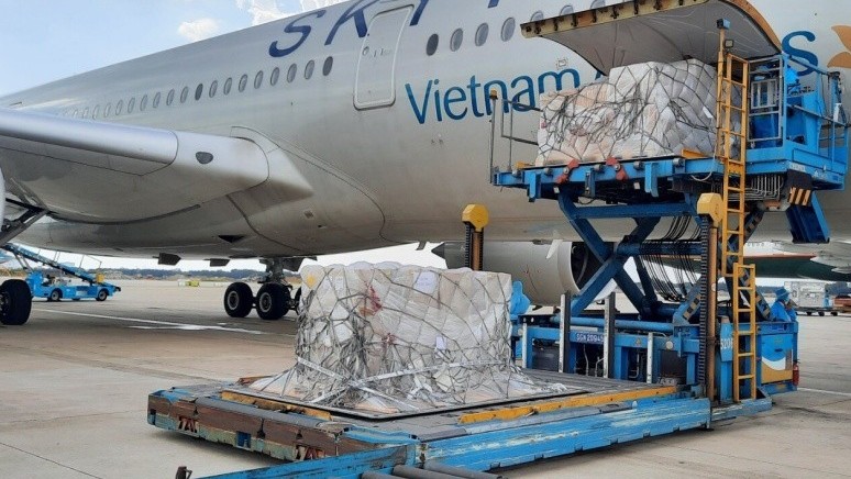 Vietnam Airlines vận chuyển miễn phí hơn 203 nghìn bộ xét nghiệm nhanh từ Đức
