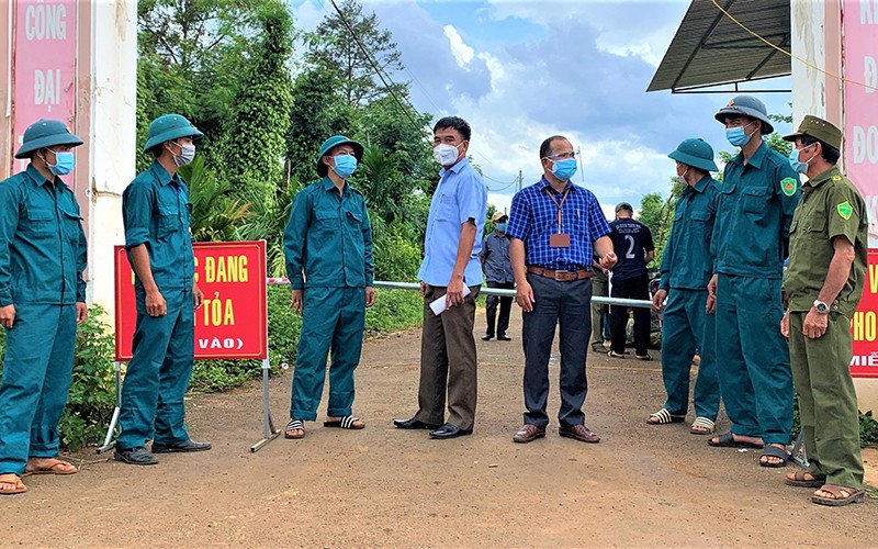 Lãnh đạo xã Ea Bhốk, huyện Cư Kuin, tỉnh Ðắk Lắk kiểm tra tại chốt kiểm soát dịch.