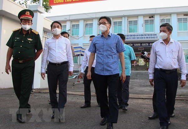 Deputy PM Vu Duc Dam visited the Hau Giang Provincial Lung Hospital, which is providing treatment for patients with severe COVID-19. (Photo: VNA)