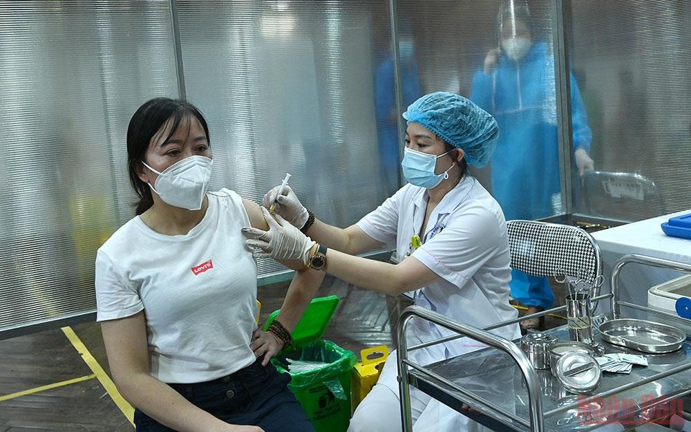 Tiêm vaccine cho người dân ở Hà Nội. (Ảnh: DUY LINH)