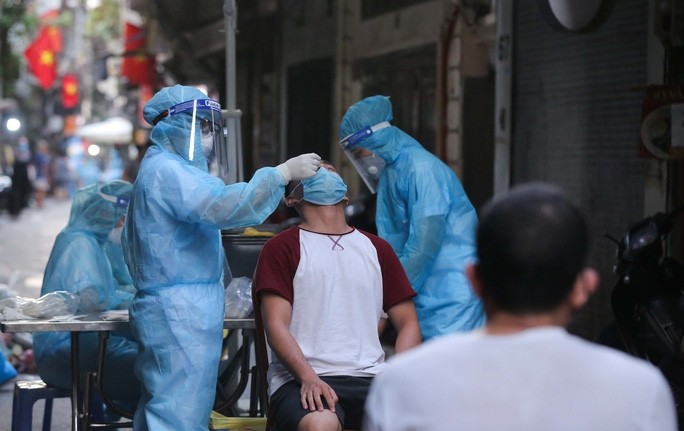 Medical workers collect samples for COVID-19 testing in Hanoi. (Photo: nld.com.vn)