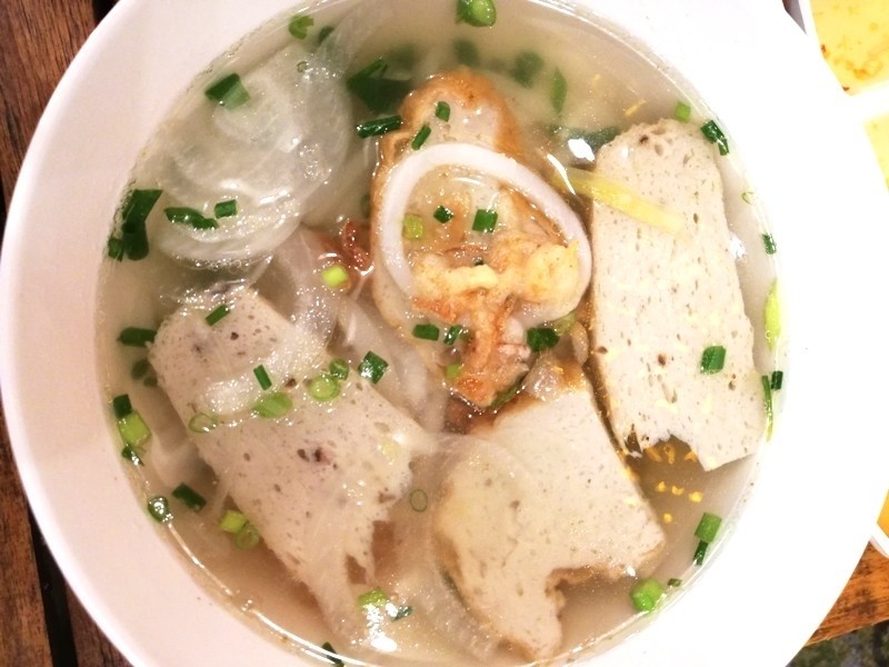 Quy Nhon is famous for its specialty of ‘fish noodle soup’, with fried fish, noodles and a broth made from fish heads which gives it a unique and attractive taste.