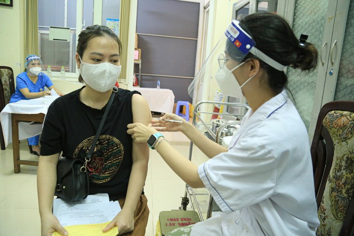 Tiêm vaccine phòng Covid-19 cho người dân Hà Nội. Ảnh: Tạ Hải