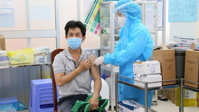 Người dân được tiêm ngừa vaccine Covid-19. Ảnh: Minh Trung