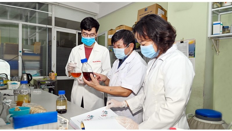 Associate Prof, Dr. Le Quang Huan (middle) and colleagues researching a herbal medicine for COVID-19 treatment called VIPDERVIR.