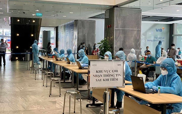 Viettel’s employees support the operation of the “National COVID-19 Immunisation Management Platform” at vaccination points in Ho Chi Minh City.