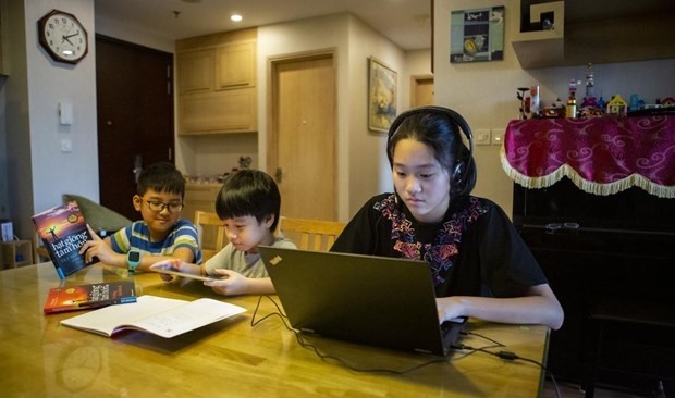 A female office worker in Hanoi works at home, April 2020. (Photo: UNICEF Vietnam)