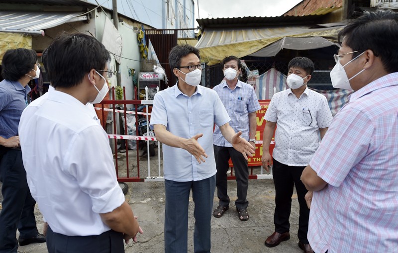 Phó Thủ tướng Vũ Đức Đam kiểm tra công tác phòng, chống dịch tại quận Bình Tân, TP Hồ Chí Minh. Ảnh: ĐÌNH NAM