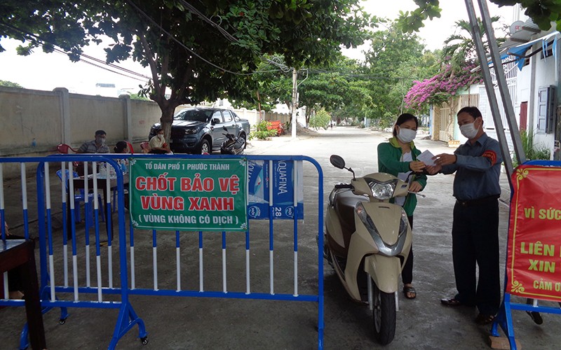 Kiểm tra người ra, vào chốt bảo vệ “vùng xanh” tại Tổ dân phố 1 Phước Thành, phường Phước Long, TP Nha Trang.