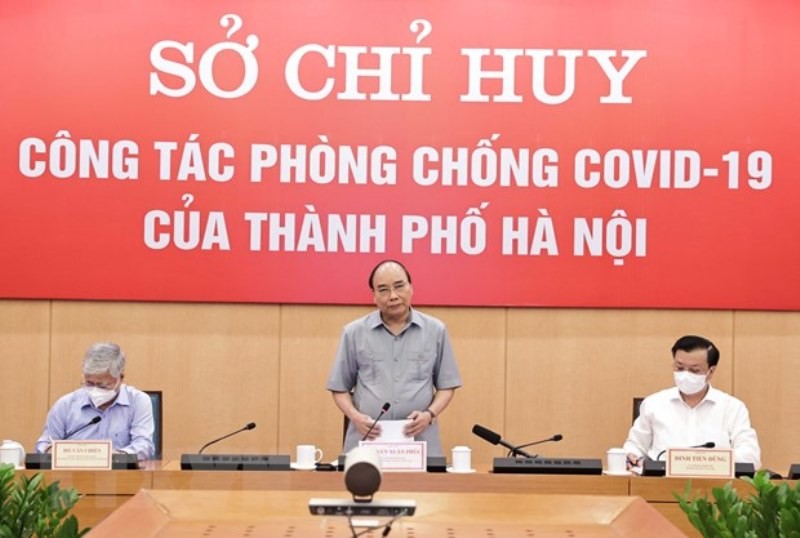 Chủ tịch nước Nguyễn Xuân Phúc làm việc tại Sở Chỉ huy công tác phòng, chống Covid-19 thành phố Hà Nội. (Ảnh: TTXVN)