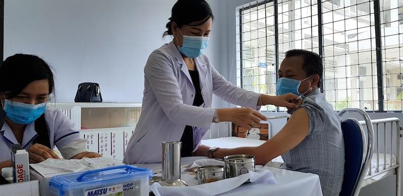 Tiêm vaccine tại Trung tâm kiểm soát bệnh tật tỉnh Cà Mau.