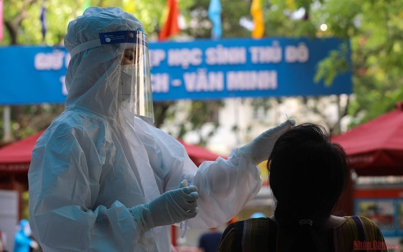 Taking samples for COVID-19 testing in Hai Ba Trung district, Hanoi (Photo: NDO)