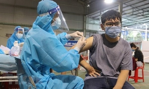 Medical workers injecting vaccines against COVID-19 to people in Ho Chi Minh City. (Photo: VNA)