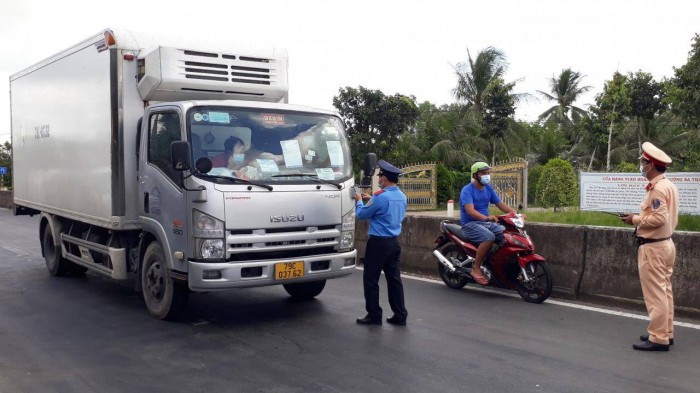 Lức lượng chức năng kiểm soát người phương tiện vào địa phận tỉnh Bạc Liêu.