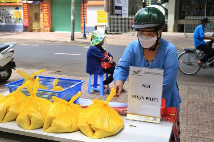 Bưu điện đang triển khai các chương trình hỗ trợ đối với người dân khó khăn do dịch bệnh tại TP Hồ Chí Minh