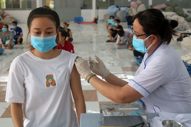 Công nhân, lao động Công ty TNHH Dệt may Vinh Hưng tiêm vaccine phòng Covid-19.