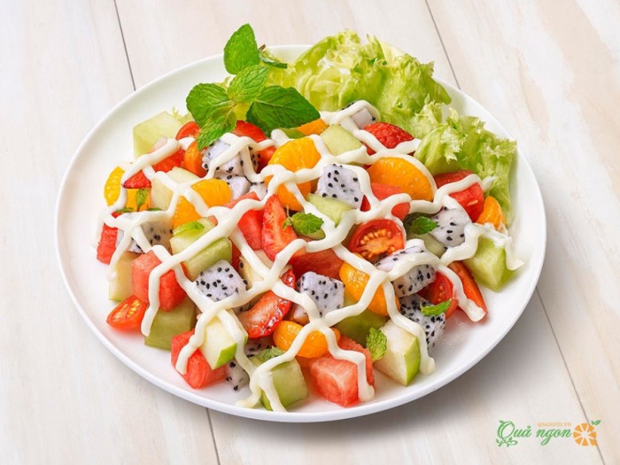 Salad trái cây trộn xốt lượng Mayonnaise vừa đủ rất ngon mà không lo tăng cân.