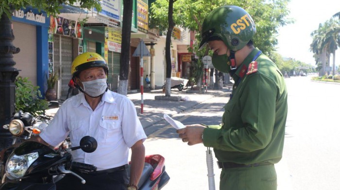 Lực lượng chức năng Đà Nẵng kiểm tra việc ra đường của người dân trong thời gian giãn cách xã hội