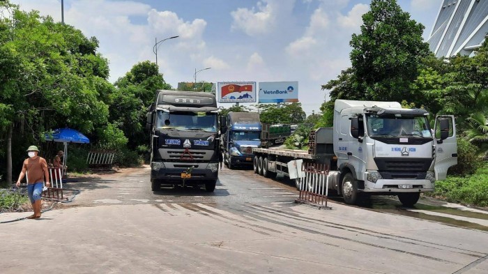 Phương tiện vận chuyển hàng hóa vẫn lưu thông bình thường qua QL18A vào Quảng Ninh