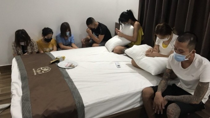 5 cô gái trẻ dự "tiệc" ma túy cùng bạn trai trong khách sạn giữa mùa dịch
