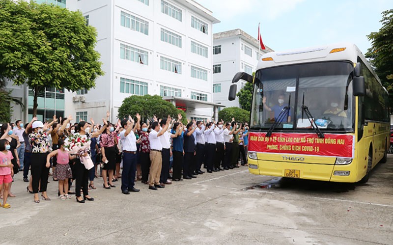 Đoàn thầy thuốc tình nguyện tỉnh Lào Cai xuất phát đến Đồng Nai hỗ trợ phòng, chống dịch. Ảnh: PHƯƠNG THẢO