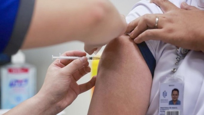 Có nên chườm nóng vết sưng sau tiêm vaccine phòng Covid-19?