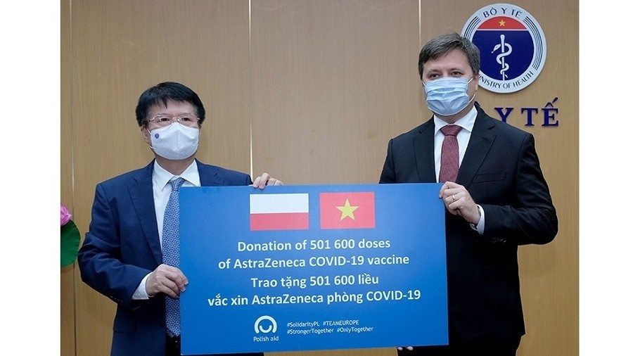 Polish Ambassador to Vietnam Wojciech Gerwel (R) hands over a token of 501,600 doses of the AstraZeneca COVID-19 vaccine to Vietnamese Deputy Minister of Health Truong Quoc Cuong. (Photo: Ministry of Health)