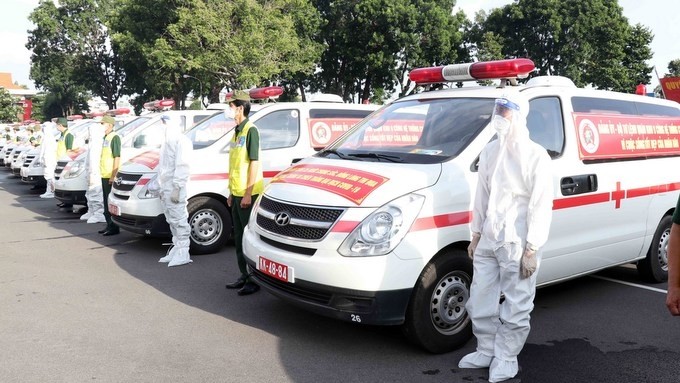 The Ho Chi Minh City High Command handed over 30 ambulances to support Ho Chi Minh City. (Photo: VNA)