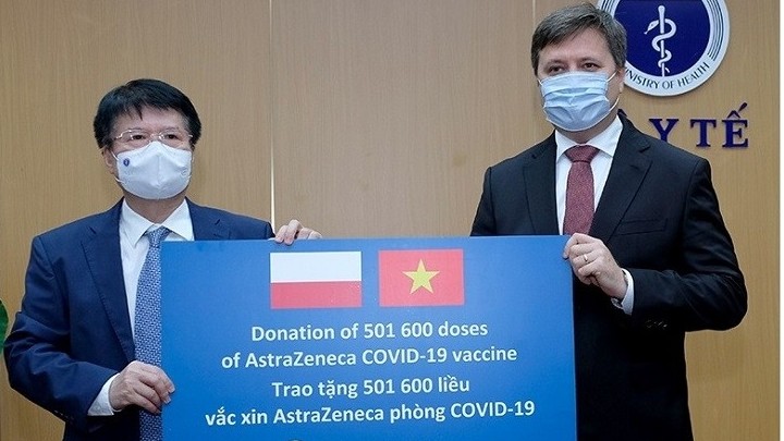 Vietnam receives over 700,000 doses of COVID-19 vaccines from Poland, China