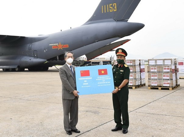 Senior Lieutenant General Hoang Xuan Chien (R), Deputy Minister of National Defence receives 200,000 doses of the Vero-Cell vaccine, donated by China's Ministry of National Defence. (Photo: VNA)