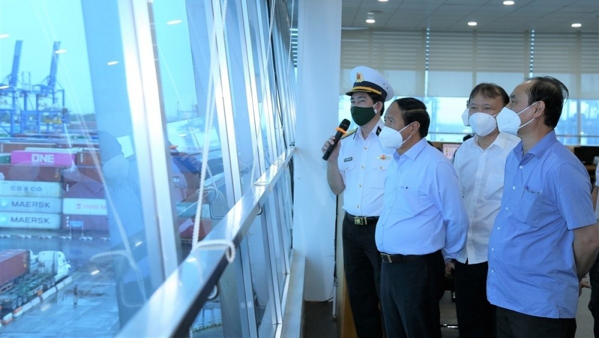 Deputy Prime Minister Le Van Thanh inspects the transportation of goods at Tan Cang Cat Lai port. (Photo: VOV)