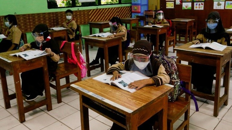 Indonesia tăng tốc tiêm chủng cho học sinh để mở lại các trường học