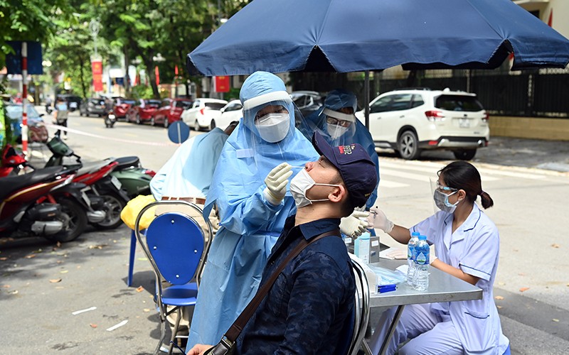 Xét nghiệm cho người dân tại phường Lê Đại Hành, quận Hai Bà Trưng, Hà Nội. (Ảnh: DUY LINH)