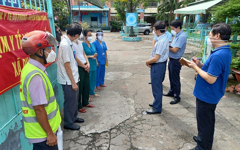 PGS, TS Nguyễn Hoàng Long, Cục trưởng Cục Phòng, chống HIV/AIDS kiểm tra tại một trạm y tế lưu động.