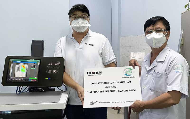 Đại diện Fujifilm trao tặng Bệnh viện Nhiệt Đới TP Hồ Chí Minh giải pháp trí tuệ nhân tạo (AI) phổi.