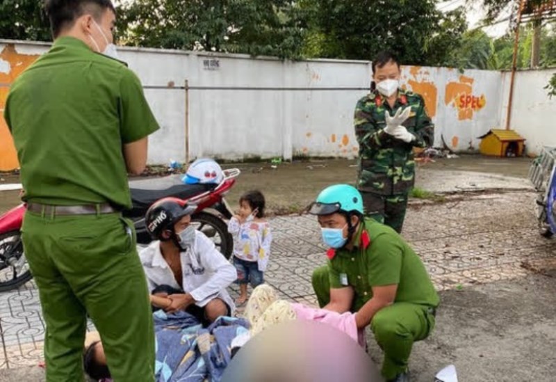 Hình ảnh các cán bộ, chiến sĩ Công an nhân dân giúp thai phụ sinh em bé thành công ngay trên vỉa hè. (Ảnh: CTV).