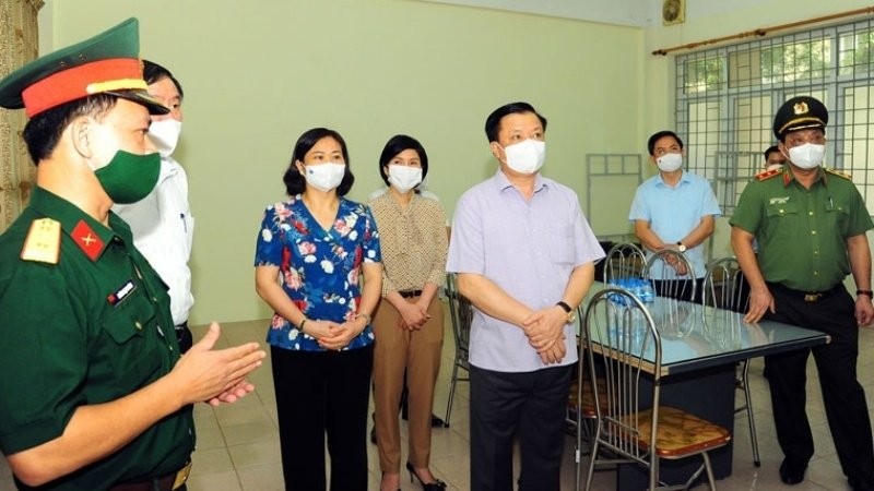 Hanoi Party Secretary Dinh Tien Dung inspects a COVID-19 quarantine facility in Thanh Tri District.