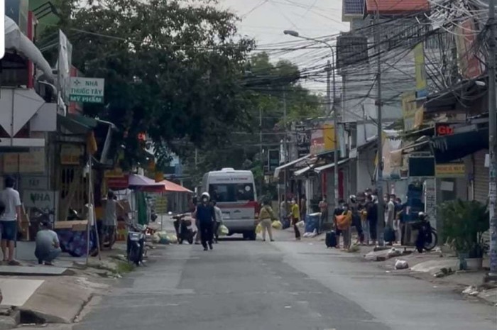 Nhiều người được cho là F0, sau khi được đưa lên xe chạy lòng vòng khoảng 30 phút rồi lại trả về khu trọ (ảnh cắt từ clip)