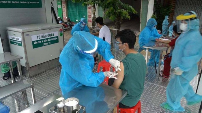 Tiêm vaccine cho người dân Cần Thơ.